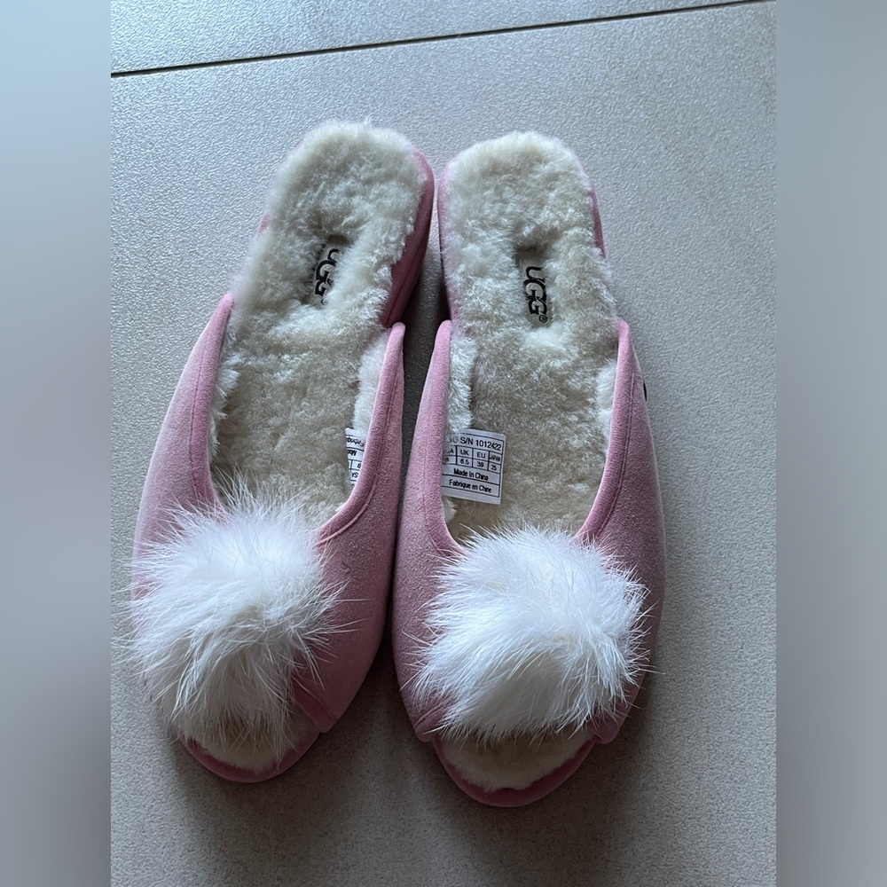UGG Sandals women’s sz 39